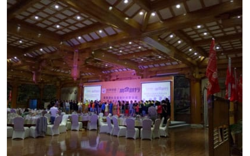 纷享逍客冠军团队戈壁毅行闭营仪式暨年中运营管理大会